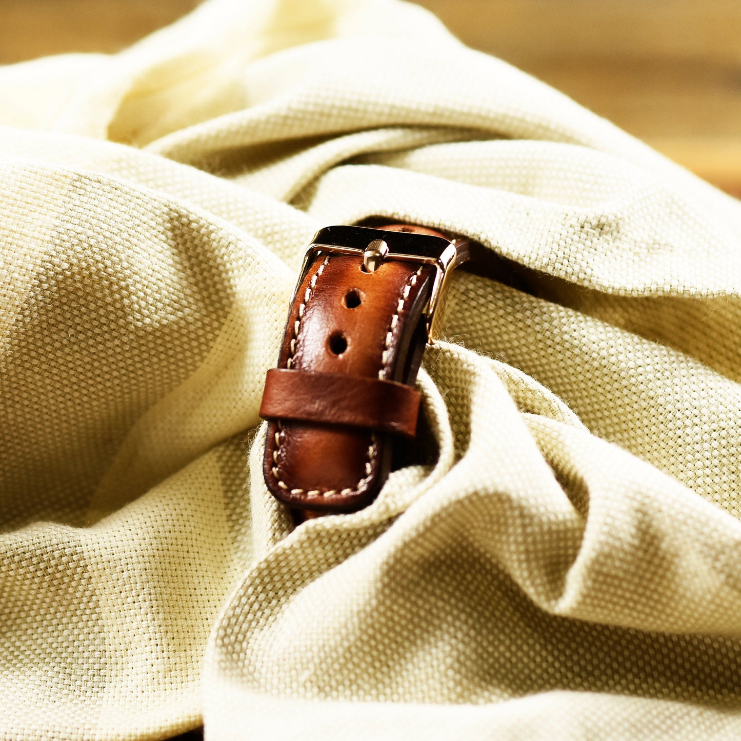 Shiny Brown Leather Apple Watch Band 44mm 42mm Unisex 40mm 38mm iwatch straps bracelet for series 6 5 4 3 2 1, Personalized Apple Watch Band